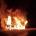 Paura a Ravello, auto in fiamme a San Cosma. Ipotesi corto circuito [FOTO]