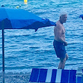 Per Richard Gere un tuffo nel mare della Costa d’Amalfi. «È un gran nuotatore» [FOTO]