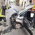 Perde il controllo dell'auto e si schianta contro un muro a Nocera Superiore /foto