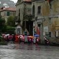 Pioggia e freddo: disagi per piccoli scolari di Ravello. Scuolabus può giungere in piazza