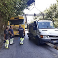 Pontone, autocarro raccolta rifiuti sfonda protezioni e rischia di finire nel torrente [FOTO]