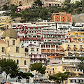 Positano, turisti denunciano: «Siamo stati insultati e aggrediti in un parcheggio». Si indaga 