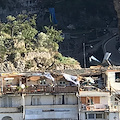 Positano, vento forte scoperchia struttura provvisoria: lamiere scaraventate in strada [FOTO]