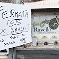 Ravello, al bivio di Castiglione un cartello scritto a mano indica ai turisti la fermata del bus per Amalfi