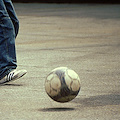 Ravello: bambini che giocano al pallone in strada, sfiorata la tragedia 