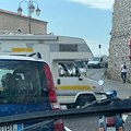 Ravello, Camper tenta di immettersi sulla Statale "Amalfitana" ma c'è il divieto: costretto a fare retromarcia