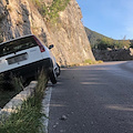 Ravello-Chiunzi, auto fuori strada nella notte [FOTO]