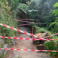 Ravello, grosso masso crolla sulla strada pedonale che porta da Castiglione ad Atrani: inibito l'accesso /foto