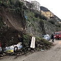 Ravello, grosso smottamento nei pressi del Cimitero. Auto sepolta [FOTO]