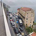 Ravello imbottigliata nel traffico da ore: ingorgo a Castiglione ma nessun ausiliare /FOTO