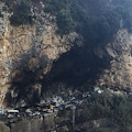 Ravello: incendio distrugge deposito auto e minaccia abitazione, fiamme domate da volontari /FOTO