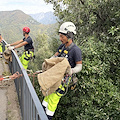 Ravello, operazione di pulizia in località Sambuco: rocciatori rimuovo cumuli di rifiuti abbandonati