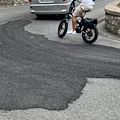 Ravello: quando il rattoppo è più pericoloso dell’asfalto usurato