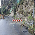 Ravello, smottamento a Sambuco: pietre sulla strada [FOTO]