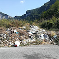 Rifiuti abbandonati nelle piazzole di sosta al Valico di Chiunzi, pessimo biglietto da visita per la Costiera [FOTO]