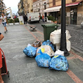 ‘Rifiuti non conformi’: a Maiori cumuli di sacchetti lasciati su Corso e Lungomare /FOTO