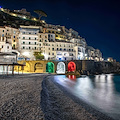 «Ritorneremo a splendere!»: ad Amalfi le arcate della Marina Grande s'illuminano col tricolore