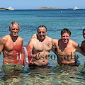 Roberto Mancini si rilassa con gli amici di sempre in Sardegna 
