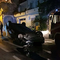 Rocambolesco incidente a Positano: NCC si ribalta in pieno centro [FOTO]