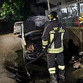 Salerno, incendio ad un'auto in Via Schiavone: intervento dei Vigili del Fuoco /foto