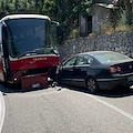 Scontro frontale tra un autobus e un'automobile, donna in ospedale