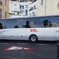 Sita, ecco 16 nuovi pullman ‘di lusso’ per tratta Sorrento-Amalfi. Nel resto della Costiera i carri da bestiame