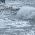 Sorrento, uomo trascinato in mare da un'onda mentre pesca: salvato da elicottero 