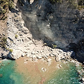 Spaventoso crollo a Positano: dalla scogliera massi franano in mare [FOTO-VIDEO]