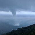 Spettacolare tromba marina in Costiera Amalfitana, sfiorata imbarcazione [VIDEO]