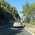 Sulle strade della Costiera a torso nudo fuori dall’auto: il folle viaggio di due turisti [VIDEO]