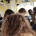 Tagli al trasporto pubblico in Costa d'Amalfi: studenti pendolari stretti come sardine nei bus /FOTO