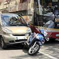 Tamponamento "scenografico" a Minori: auto "aggancia" scooter [FOTO]