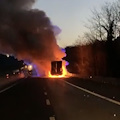 Tir in fiamme sulla Napoli-Bari [FOTO-VIDEO]