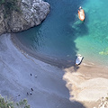 Tragedia in Costiera Amalfitana: uomo trovato cadavere sulla spiaggia del 'Cavallo Morto' 