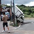 Tragedia sfiorata a Sorrento, furgone sfonda balaustra e finisce sulla strada sottostante