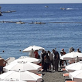 Tragedia sulla spiaggia di Maiori: donna di Pagani stroncata da malore