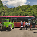 Tramonti: bus Sita si incastra in curva, traffico in tilt. Arriva l'autosollevatore [FOTO]