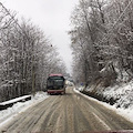 Tramonti-Chiunzi innevata, mezzi in azione. Auto in panne, si procede soltanto con catene [FOTO]