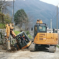  Tramonti, lavori alla condotta fognaria: escavatore finisce nella buca [FOTO]