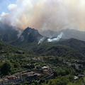 Tramonti: Pucara si risveglia tra le fiamme. Fumo e cenere anche a Maiori 