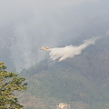 Tramonti si risveglia tra fumo e fiamme, un canadair opera da stamani sui diversi fronti [FOTO]