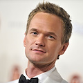 Un tuffo nel mare di Positano per Neil Patrick Harris, il latin lover di "How I Met Your Mother"