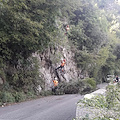 Valico di Chiunzi: rocciatori in azione su costone, strada rischia chiusura almeno fino a domani [FOTO]