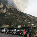 Vasto incendio a Positano, cadono pietre sull’Amalfitana: STRADA CHIUSA