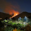 Vasto incendio nella notte a Tramonti: fiamme alte alimentate dal vento divorano Croce dell’Arco [FOTO]