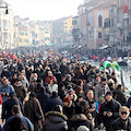 Venezia "soffocata" dai turisti: ora sperimenta il conta-persone per gli accessi. Soluzione anche per Costa d'Amalfi?