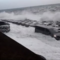 Vento e mareggiate, ad Amalfi onde travolgono auto al porto [FOTO-VIDEO]