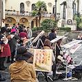 Viaggio d'arte per i turisti giapponesi ad Amalfi: in gruppo dipingono in Piazza Municipio