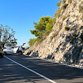 Vietri sul Mare, auto sbanda e finisce contro la parete rocciosa: nessun ferito 