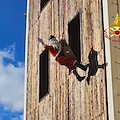 Vigili del Fuoco, successo per "Babbo Natale viene dal cielo": una giornata di magia in sicurezza, tra dimostrazioni e sorrisi /foto